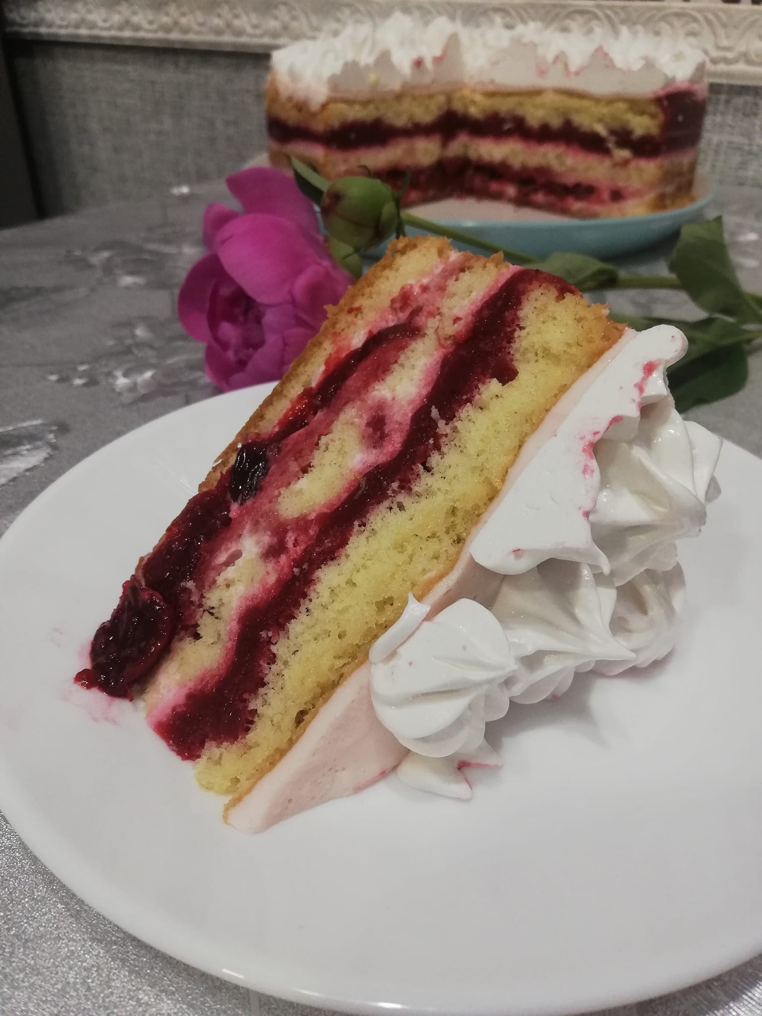 Фруктовий торт за рецептом української господині: бісквітний корж, сметанний крем і вишневий прошарок - дуже смачно