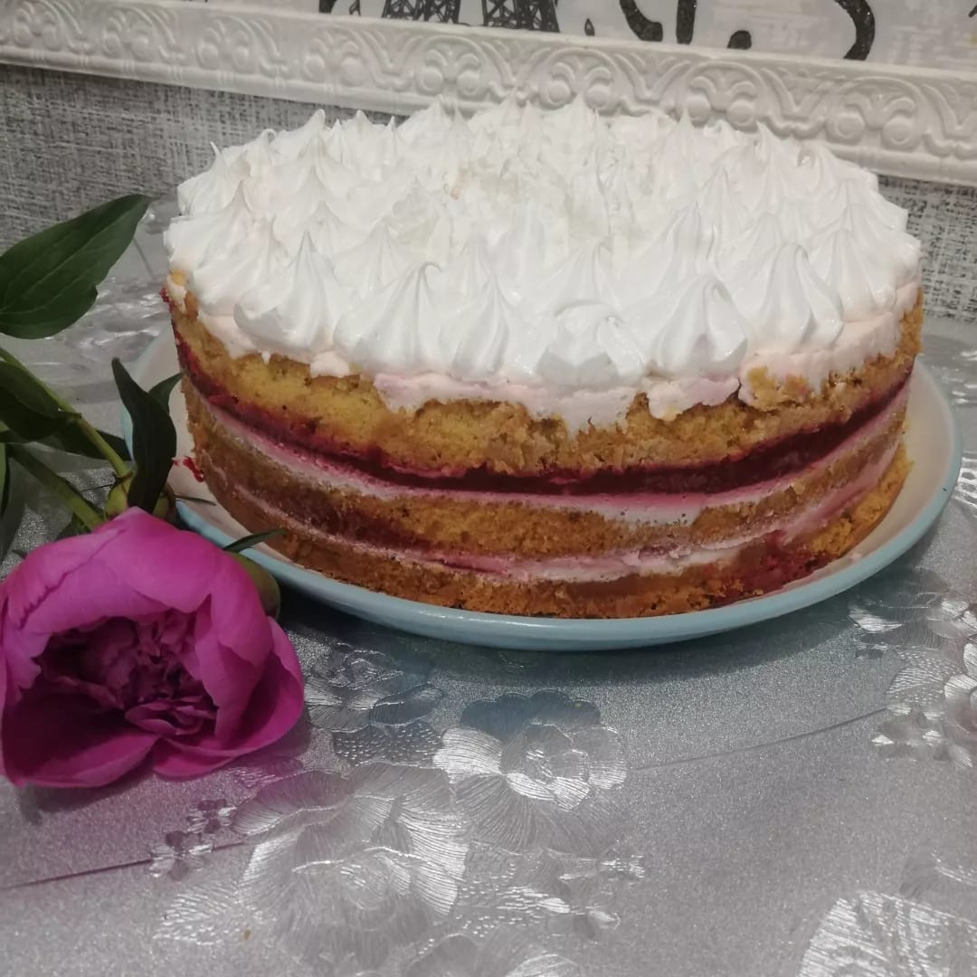 Фруктовий торт за рецептом української господині: бісквітний корж, сметанний крем і вишневий прошарок - дуже смачно