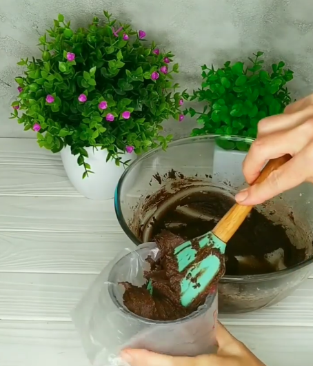 Дуже смачне шоколадно-вишневе тістечко з найдоступніших продуктів! Дуже ніжне з вишневою кислинкою