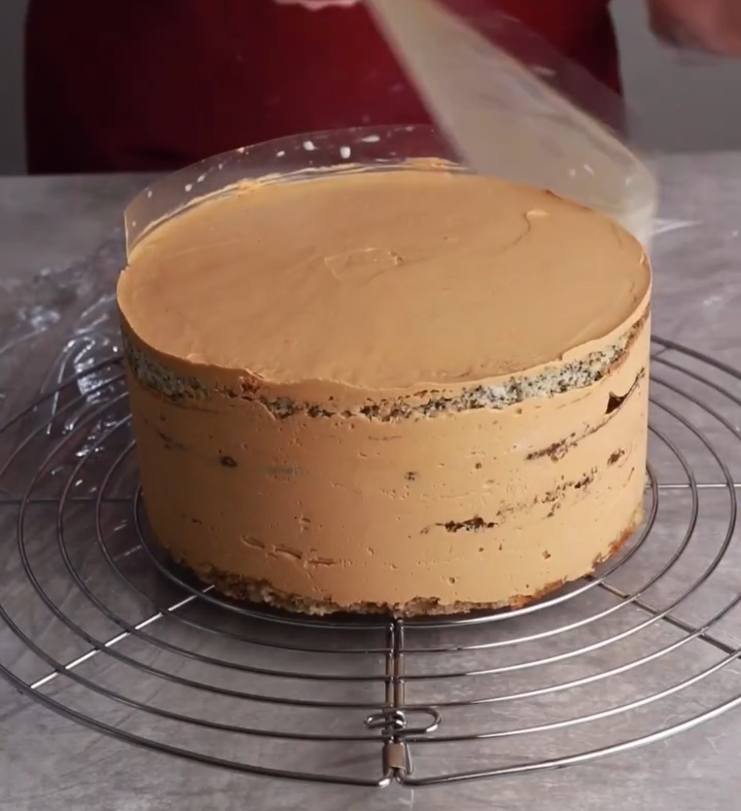 Торт "4 смаки" із смачним карамельним кремом: ніжний, домашній тортик, який стане "фаворитом" на Вашому столі (простий рецепт)