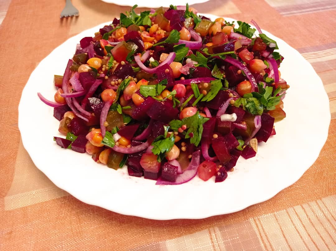 Салат з червоним бурячком і нутом: цей рецепт перевершив всі мої очікування! Ну дуже смачно!