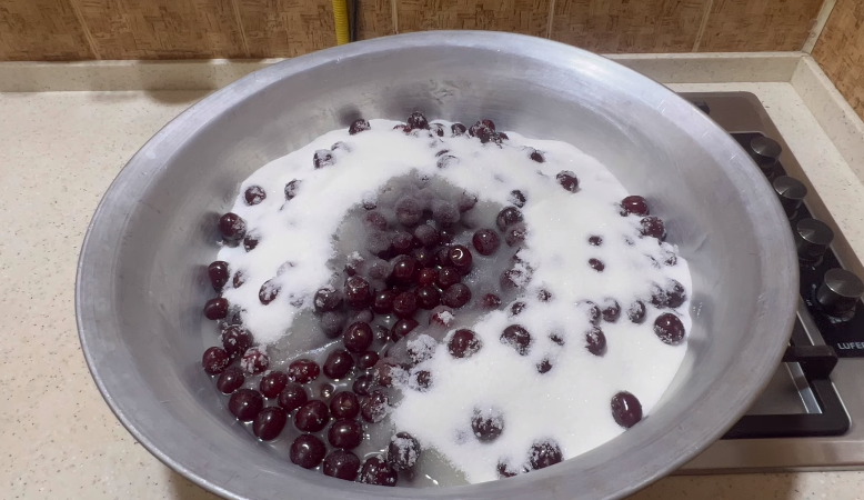 Так це варення готувала моя мама, а тепер і я! Вишневе варення на зиму - дуже смачне, красиве і ягідки всі ціленькі