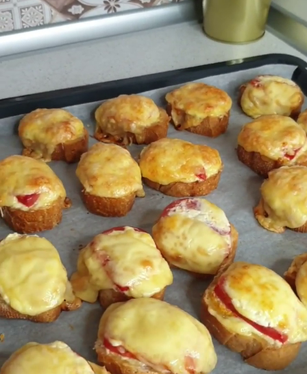 Такий перекус зникає із столу зі швидкістю світла! Швидкі супер-хрусткі бутерброди - смачно, але одне але, їх завжди мало