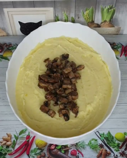 Таку страву обожнюють всі! Готую БЕЗ м'яса на всю сім'ю! Картопляна запіканка з грибами в сиром - це дуже смачно!