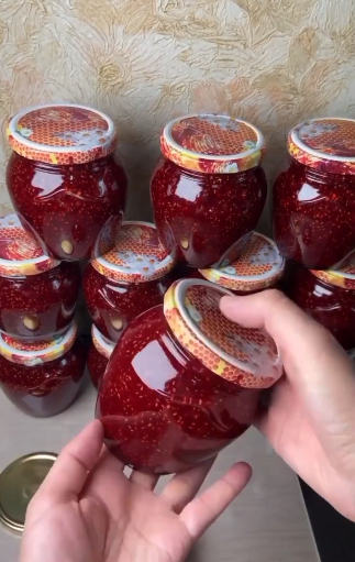 Хоч 100 банок закрий всеодно буде мало! Малинове варення на зиму. Сімейний рецепт: так готувала моя бабуся, мама а тепер і я!