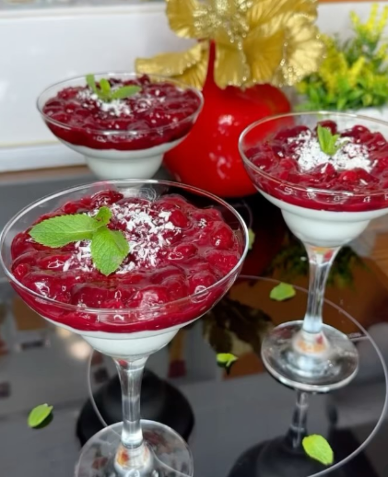 Готуйте хоч все літо і не набридне! 🍒 Фантастичний десерт з вишнею та кокосом. Готується швидко, з'їдається ще швидше!