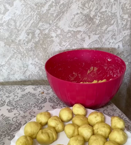 Беру 300 грам сиру і готую гору "колобочків". Найпростіша, але водночас найсмачніша випічка дитинства