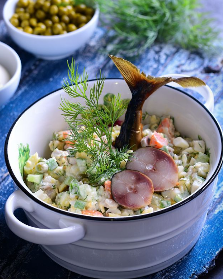 Це просто вибух смаку! Олів'є з копченою скумбрією. Готую цей салат замість традиційного олів'є, ми його полюбляємо більше