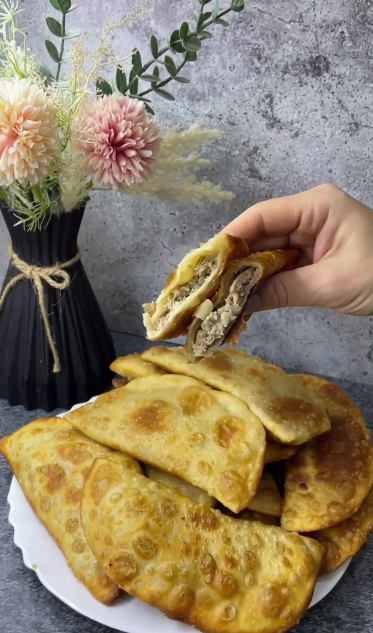 Хрусткі та м'які одночасно! Тісто для чебуреків за цим рецептом виходить надзвичайно смачним і ніжним, а начинка - ароматною та соковитою. Такі чебуреки з'їдаються в одну мить!