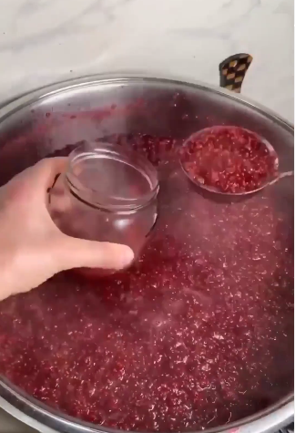 Хоч 100 банок закрий всеодно буде мало! Малинове варення на зиму. Сімейний рецепт: так готувала моя бабуся, мама а тепер і я!