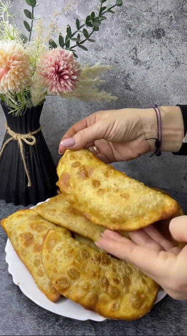 Хрусткі та м'які одночасно! Тісто для чебуреків за цим рецептом виходить надзвичайно смачним і ніжним, а начинка - ароматною та соковитою. Такі чебуреки з'їдаються в одну мить!