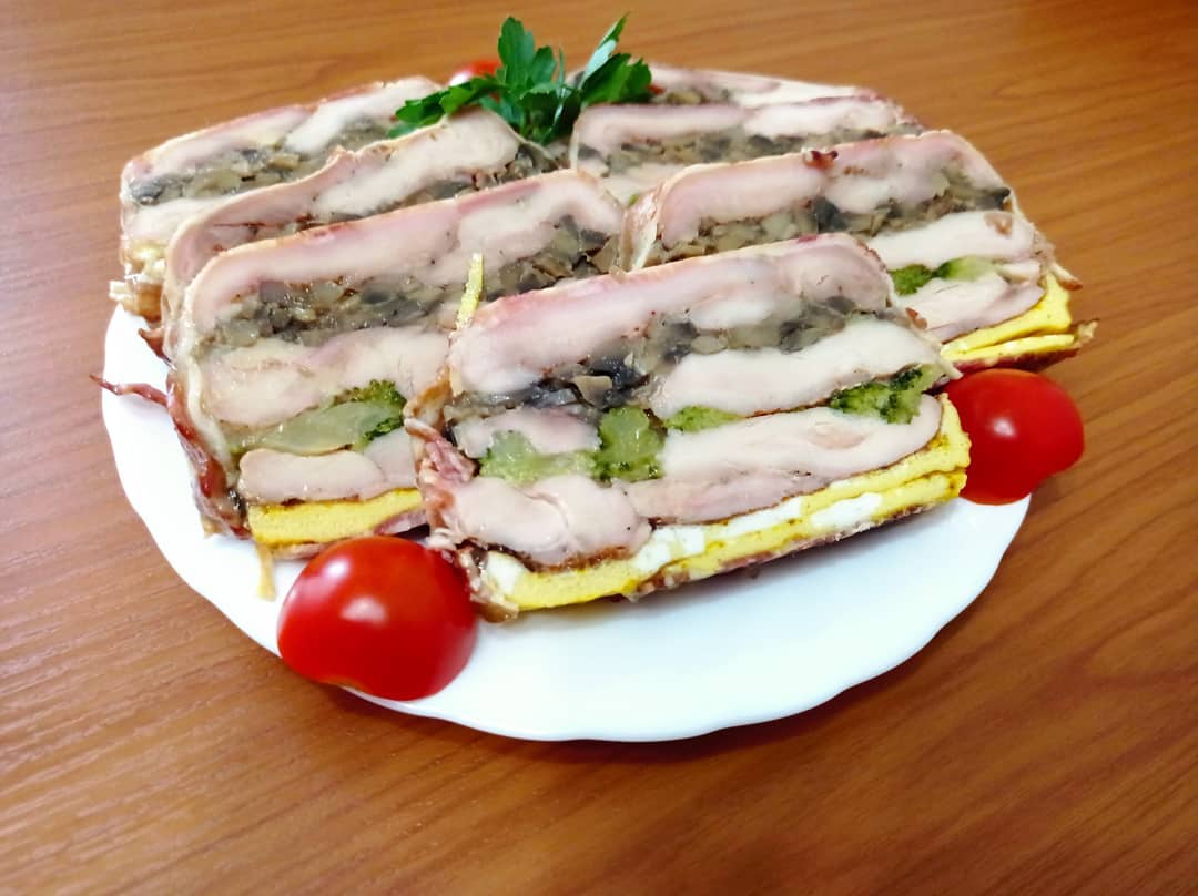 Таку закуску не соромно подати і гостям! Курячий рулет з овочами - простий рецепт, з яким впорається кожен