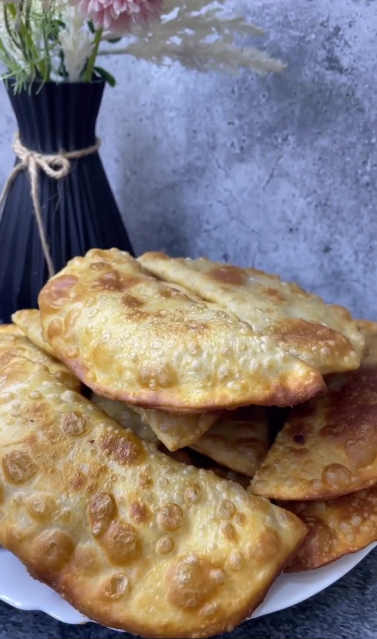 Хрусткі та м'які одночасно! Тісто для чебуреків за цим рецептом виходить надзвичайно смачним і ніжним, а начинка - ароматною та соковитою. Такі чебуреки з'їдаються в одну мить!