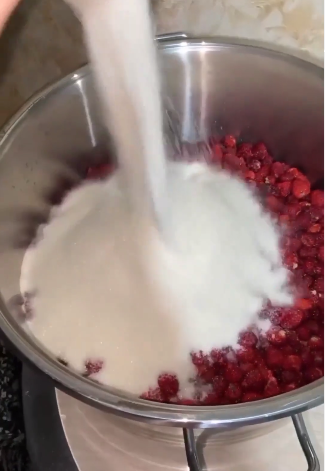 Хоч 100 банок закрий всеодно буде мало! Малинове варення на зиму. Сімейний рецепт: так готувала моя бабуся, мама а тепер і я!