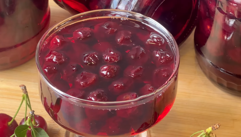 Так це варення готувала моя мама, а тепер і я! Вишневе варення на зиму - дуже смачне, красиве і ягідки всі ціленькі