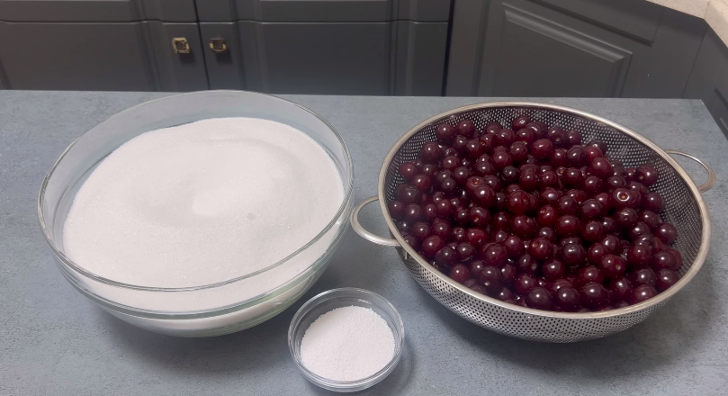 Так це варення готувала моя мама, а тепер і я! Вишневе варення на зиму - дуже смачне, красиве і ягідки всі ціленькі