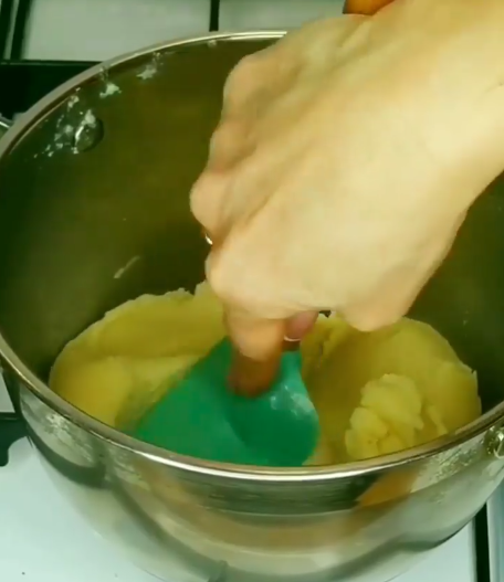 Дуже смачні еклери із ніжним заварним кремом. Простенький і вдалий рецепт в домашніх умовах