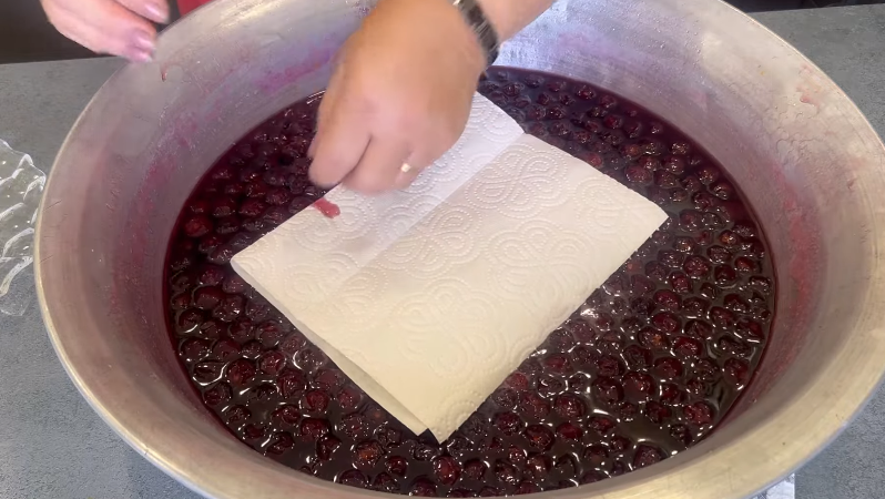 Так це варення готувала моя мама, а тепер і я! Вишневе варення на зиму - дуже смачне, красиве і ягідки всі ціленькі