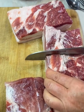 Грудинка по-швидкому. Ось таким гарячим способом можна швидко приготувати смачне сало або грудинку, беріть на замітку!