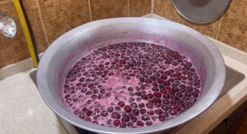 Так це варення готувала моя мама, а тепер і я! Вишневе варення на зиму - дуже смачне, красиве і ягідки всі ціленькі