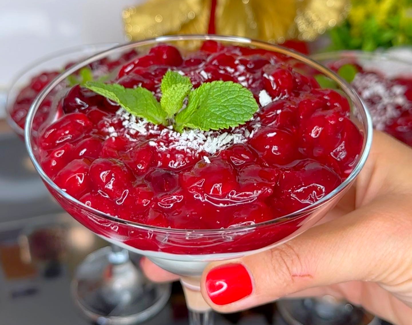 Готуйте хоч все літо і не набридне! 🍒 Фантастичний десерт з вишнею та кокосом. Готується швидко, з'їдається ще швидше!