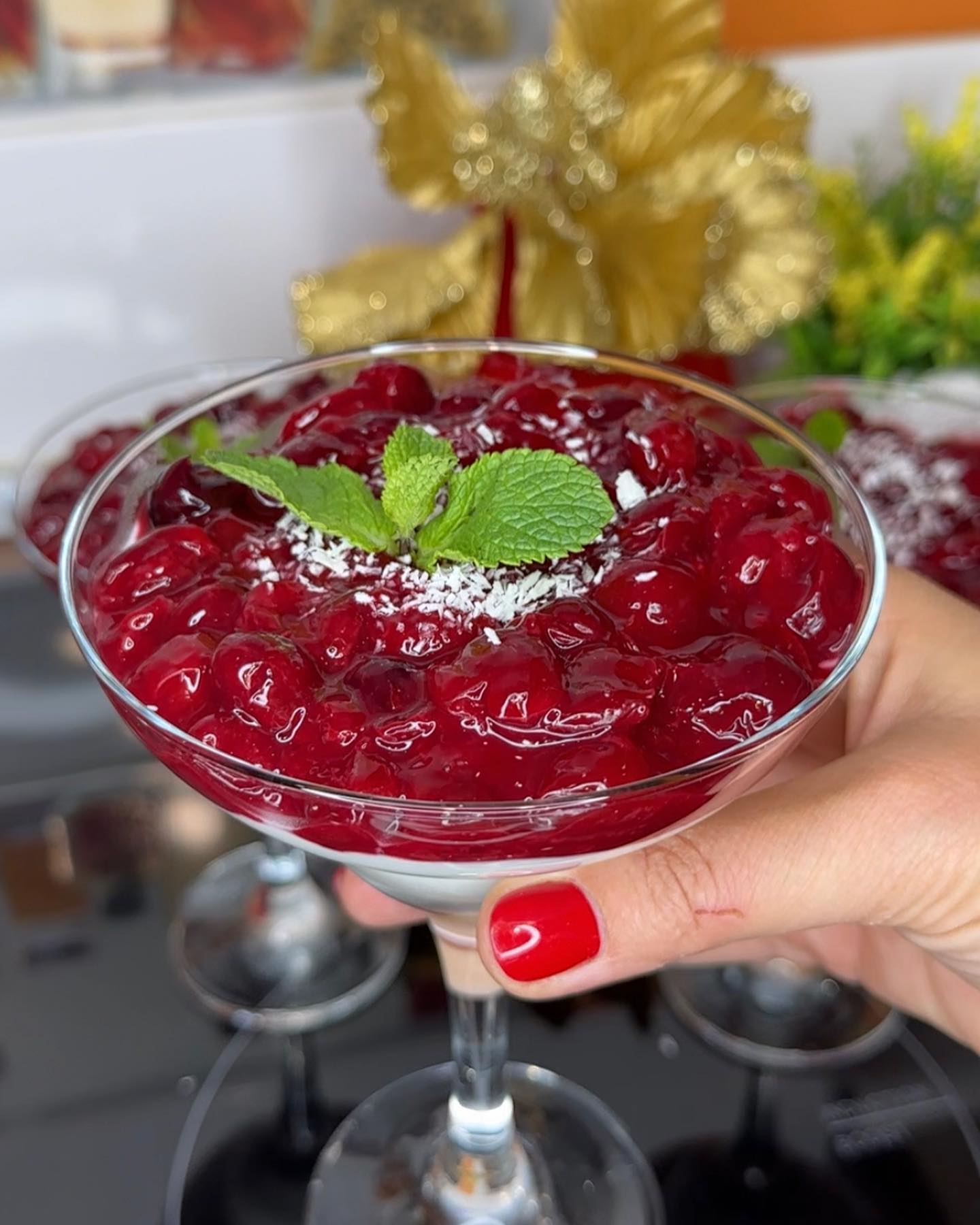 Готуйте хоч все літо і не набридне! 🍒 Фантастичний десерт з вишнею та кокосом. Готується швидко, з'їдається ще швидше!