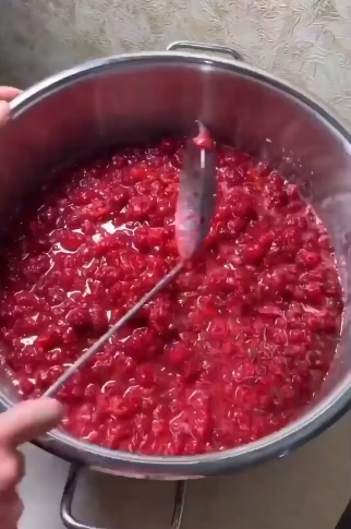 Хоч 100 банок закрий всеодно буде мало! Малинове варення на зиму. Сімейний рецепт: так готувала моя бабуся, мама а тепер і я!