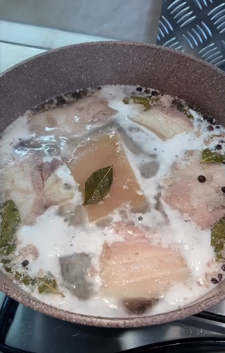 Грудинка по-швидкому. Ось таким гарячим способом можна швидко приготувати смачне сало або грудинку, беріть на замітку!