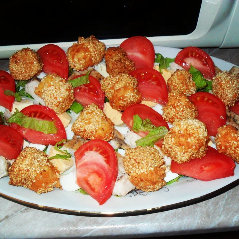 Тепер цей салат фаворит на будь-якому столі! Такого Ви точно не їли! Салат "Брут" з курячою грудкою та сирними кульками