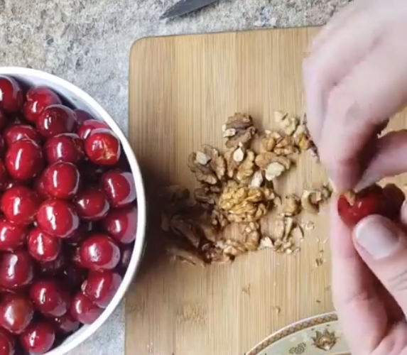 Це справжнє "Королівське" вареннячко! Варення з черешні із волоськими горішками: чудовий, перевірений роками рецепт