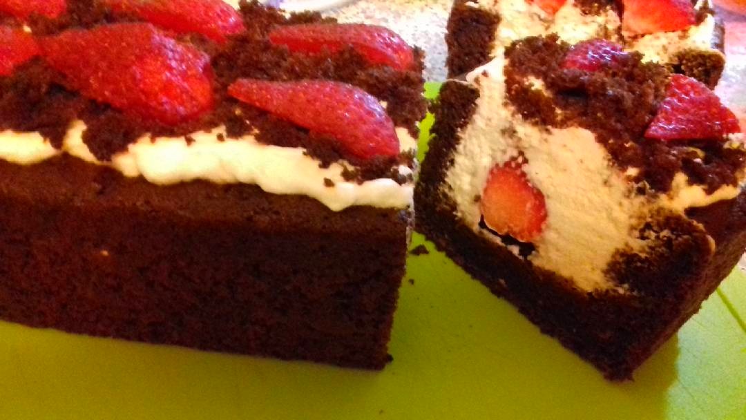 Так мало хто готує торт, а даремно! В сезон печу частіше всього! Шоколадний торт з ніжним кремом та полуницею