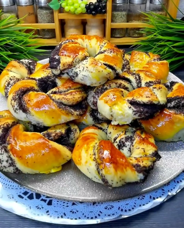 Булочки з маком, як пух - неймовірно смачні та повітряні. Такі булочки робила моя бабуся