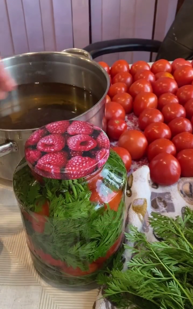 Смачніших я ще не їла! Ці помідори на зиму роблю вже понад 15 років (БЕЗ спецій і розсіл випивається до краплі)