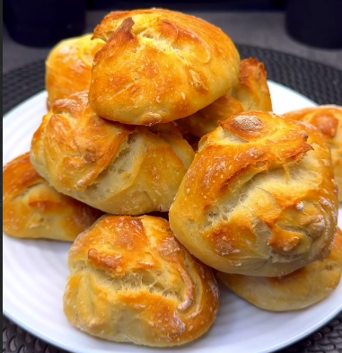 Цю чудову випічку подаю замість хліба, з з борщем - просто ідеально! Швидкі, хрумкі булочки, без замісу!