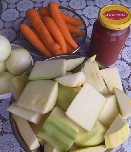 Кабачкова ікра на зиму - дуже ніжна консистенція і відмінний смак. Рецепт найпростіший, а результат найкращий