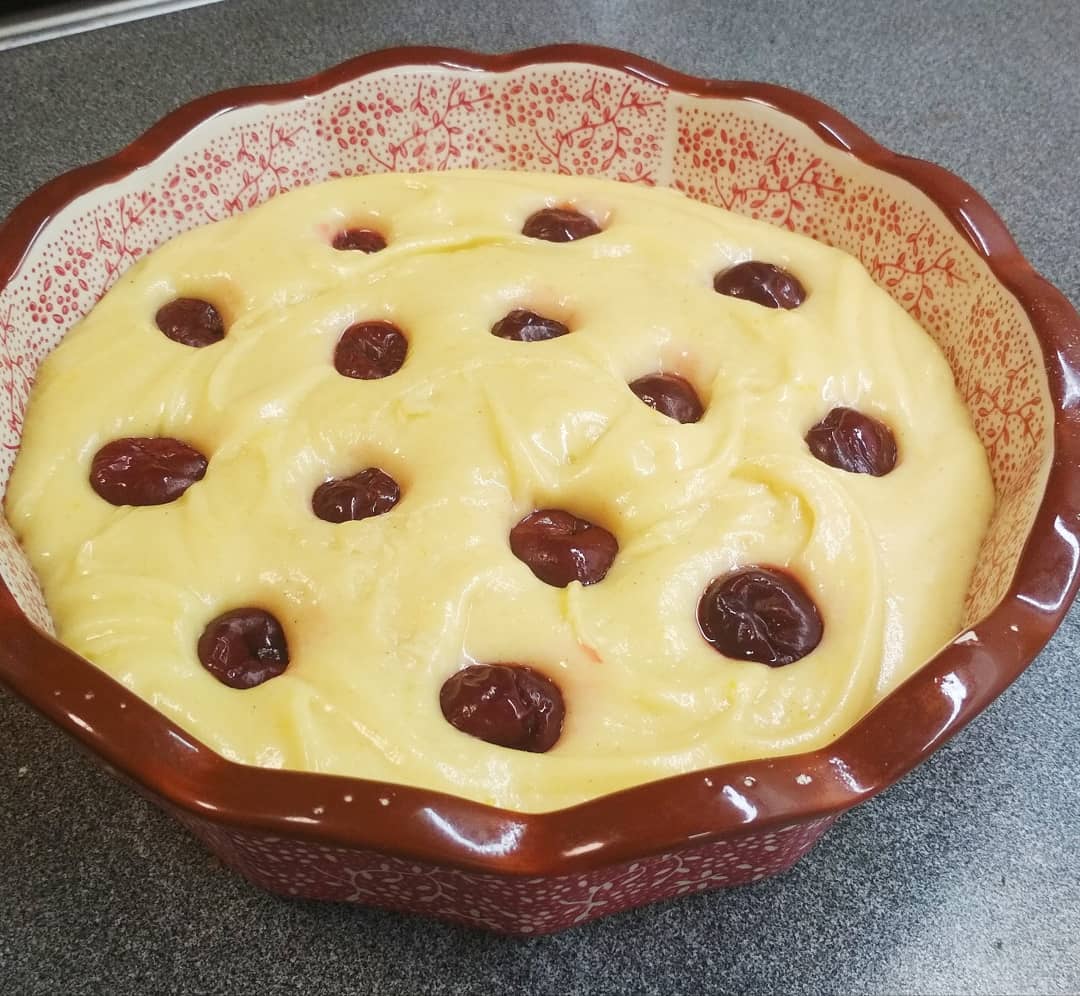 Пиріг на швидку руку. Беру 1 яйце, 150 грам молока печу солодкий пиріг до чаю БЕЗ міксера