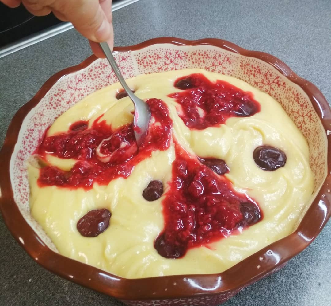 Пиріг на швидку руку. Беру 1 яйце, 150 грам молока печу солодкий пиріг до чаю БЕЗ міксера