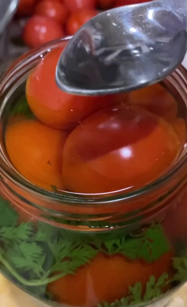 Смачніших я ще не їла! Ці помідори на зиму роблю вже понад 15 років (БЕЗ спецій і розсіл випивається до краплі)