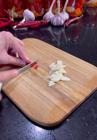 Огірки в томатному соусі на зиму - цей рецепт найкращий серед всіх, які я пробувала!