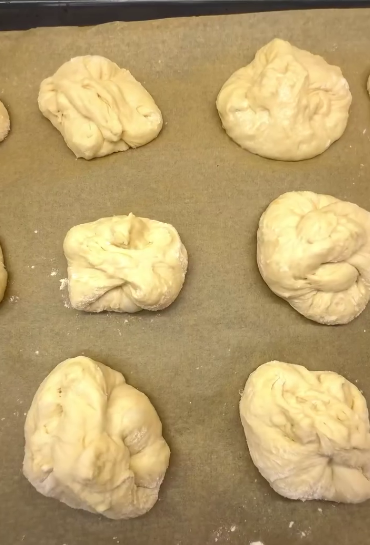 Цю чудову випічку подаю замість хліба, з з борщем - просто ідеально! Швидкі, хрумкі булочки, без замісу!