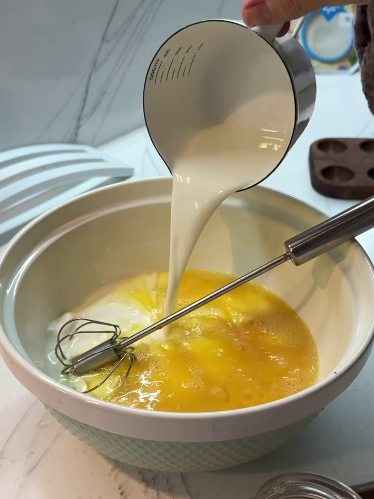 Рецепт цього омлету в мене просять всі! Пишний омлет на сніданок для всієї сім'ї лише з 3 інгредієнтів