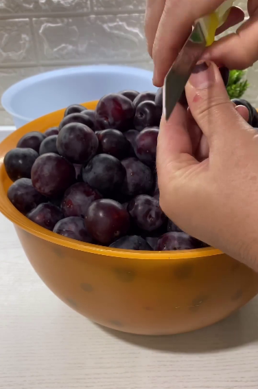 Сливовий джем на зиму. В сезон слив, обов'язково готую цей джем. Виходить в міру кисло-солодким і густіє без будь-яких добавок