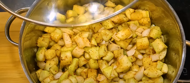 Кетчуп з кабачків на зиму. Хотіла приготувати на зиму та з'їли банку за раз! Готуватиму все літо, бо дуже смачно!