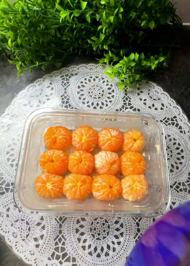 Смачний, соковитий мандариновий пиріг, який готується з простих інгредієнтів. Готуємо до чаю на швидку руку