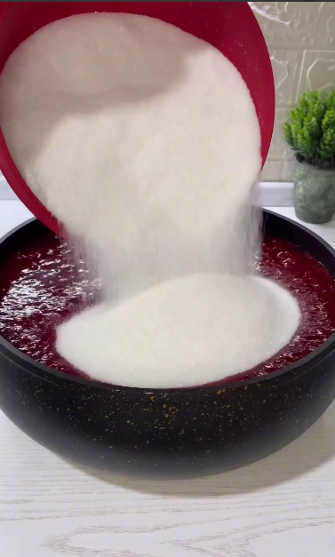 Сливовий джем на зиму. В сезон слив, обов'язково готую цей джем. Виходить в міру кисло-солодким і густіє без будь-яких добавок