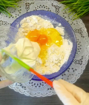 Його печуть вже всі мої знайомі! Неймовірно смачний пісочний пиріг з ароматною ягідною начинкою та повітряним безе