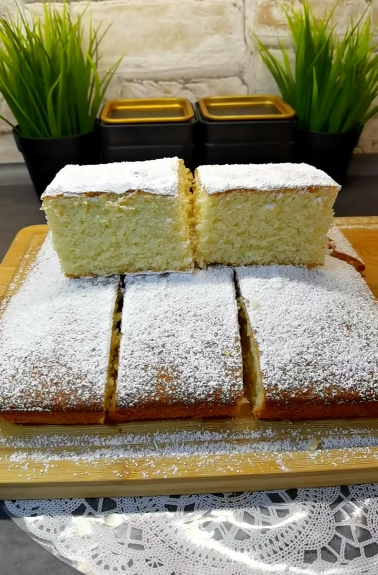 Гарячий молочний пиріг - неймовірно повітряний бісквіт! Дуже смачний та ніжний, можна змастити кремом або варенням