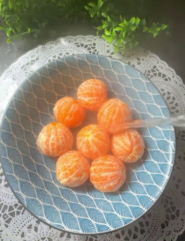 Смачний, соковитий мандариновий пиріг, який готується з простих інгредієнтів. Готуємо до чаю на швидку руку