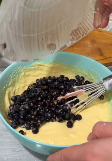 Кекс зі смородиною на швидку руку! Ягоду можете використовувати будь-яку! В сезон печу постійно!