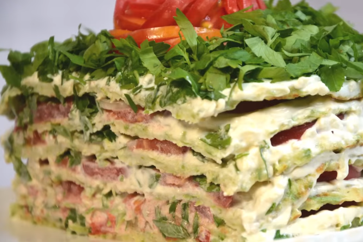 Мій улюблений закусочний торт! Кабачковий торт з помідорами і плавленим сиром - дуже смачний і соковитий
